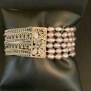 Silver chain and gray pearl fashion bracelet.